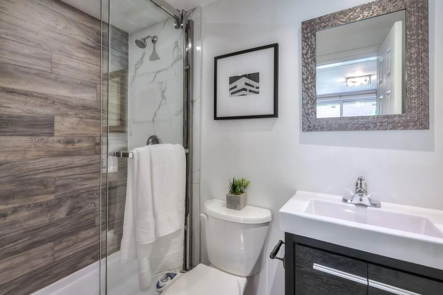 4 Bedrooms Or 2 Bedrooms House Near Fairview Mall And 401 & Dvp Toronto
