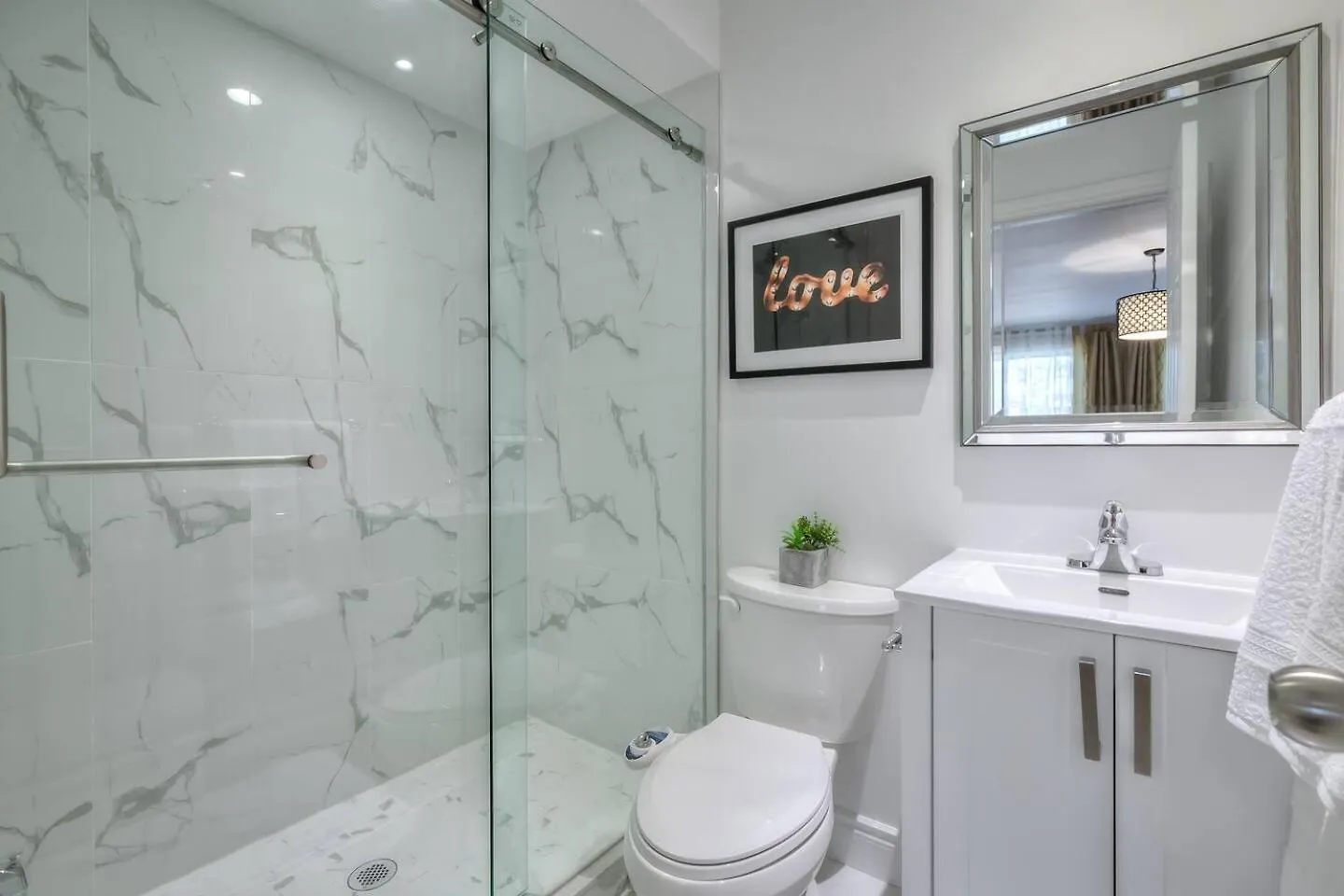4 Bedrooms Or 2 Bedrooms House Near Fairview Mall And 401 & Dvp Toronto Holiday home