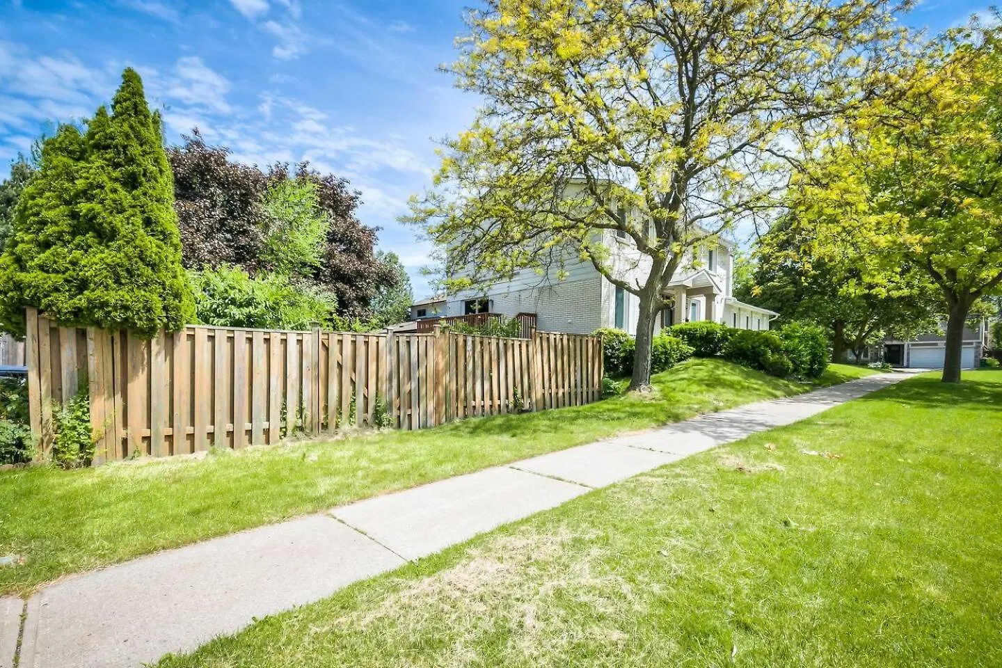4 Bedrooms Or 2 Bedrooms House Near Fairview Mall And 401 & Dvp Toronto