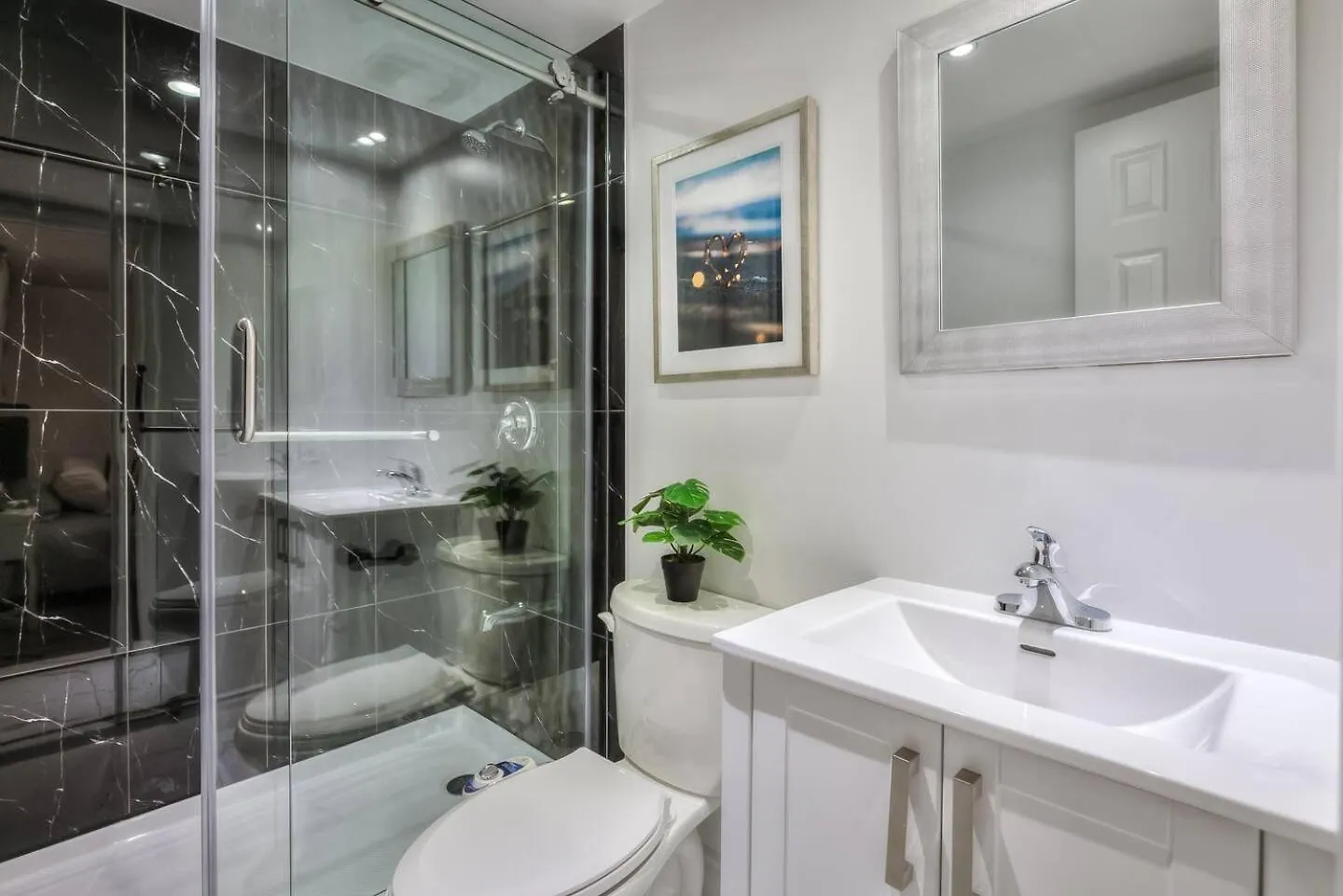 4 Bedrooms Or 2 Bedrooms House Near Fairview Mall And 401 & Dvp Toronto
