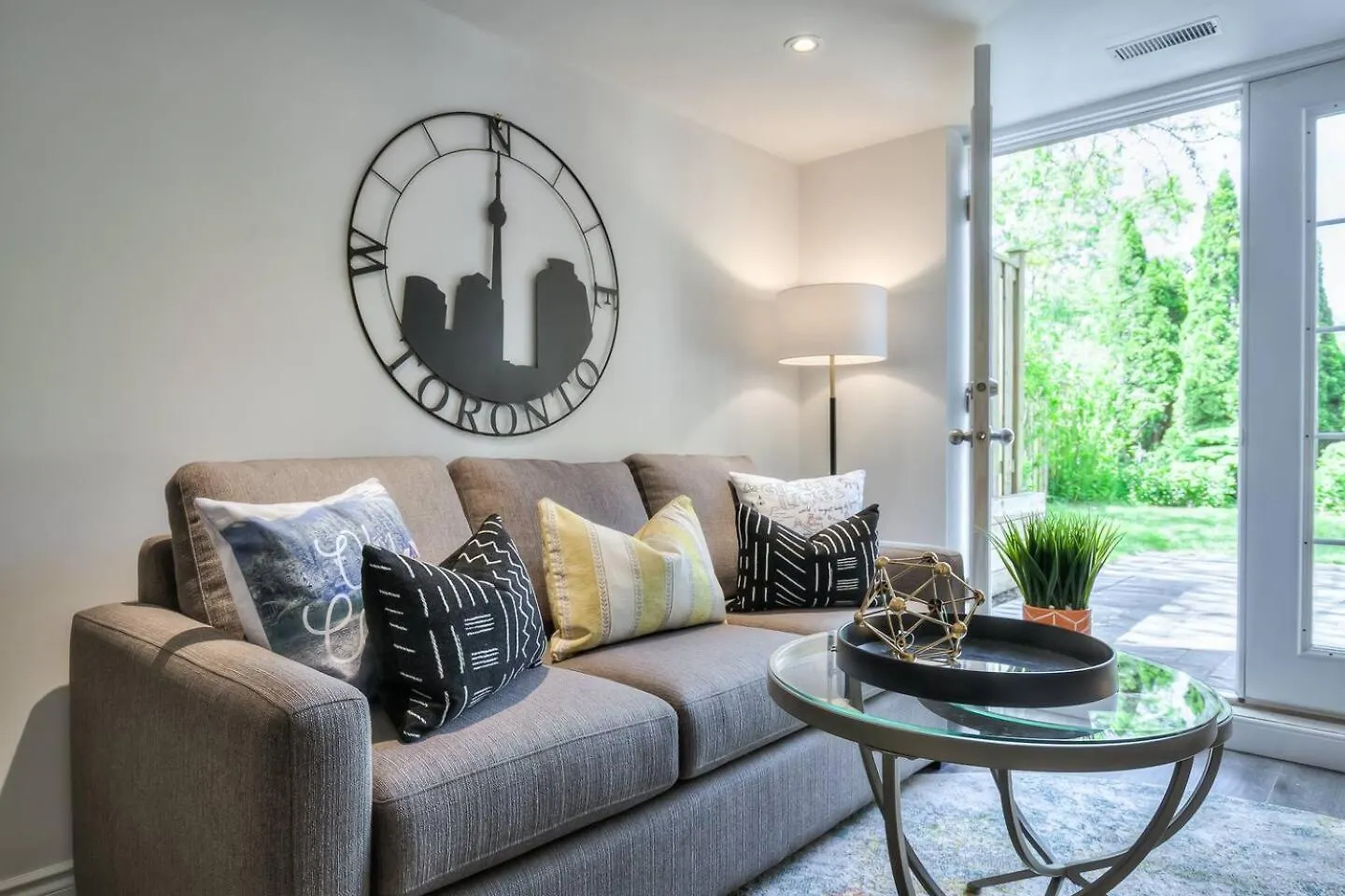 4 Bedrooms Or 2 Bedrooms House Near Fairview Mall And 401 & Dvp Toronto Holiday home