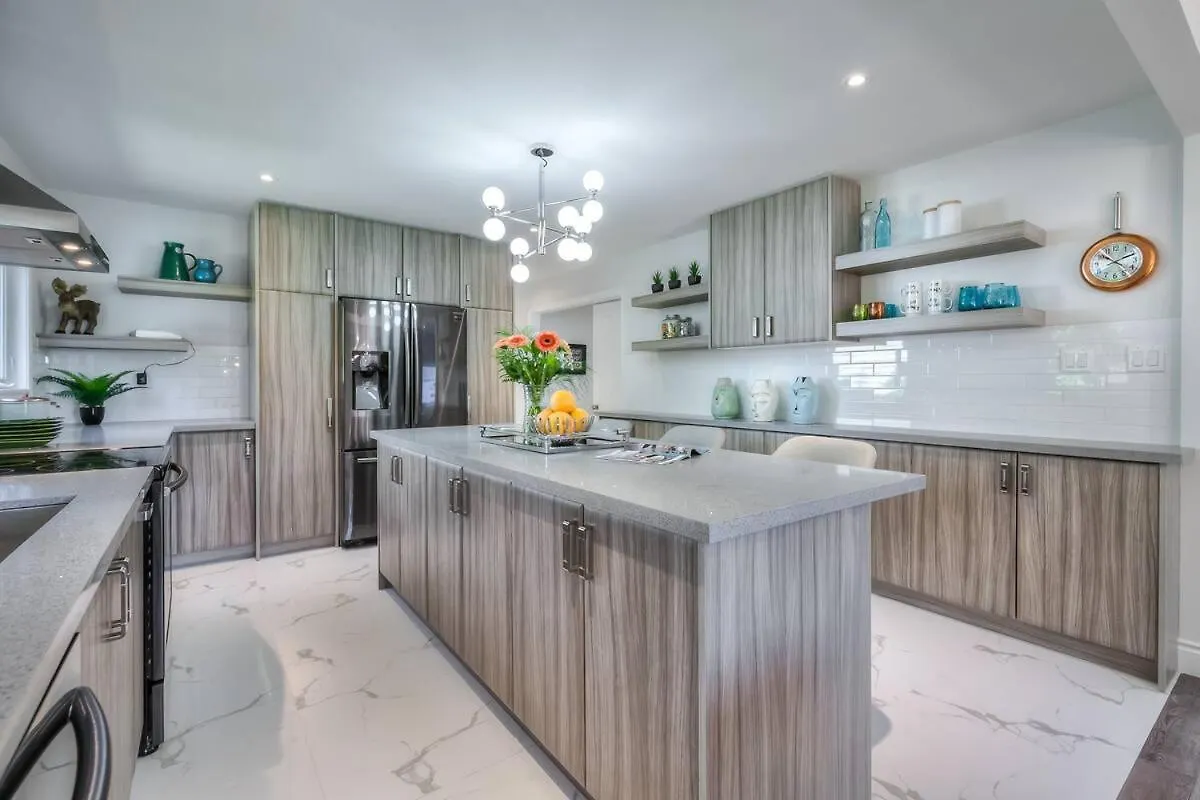 Holiday home 4 Bedrooms Or 2 Bedrooms House Near Fairview Mall And 401 & Dvp Toronto