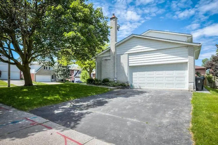 4 Bedrooms Or 2 Bedrooms House Near Fairview Mall And 401 & Dvp Toronto